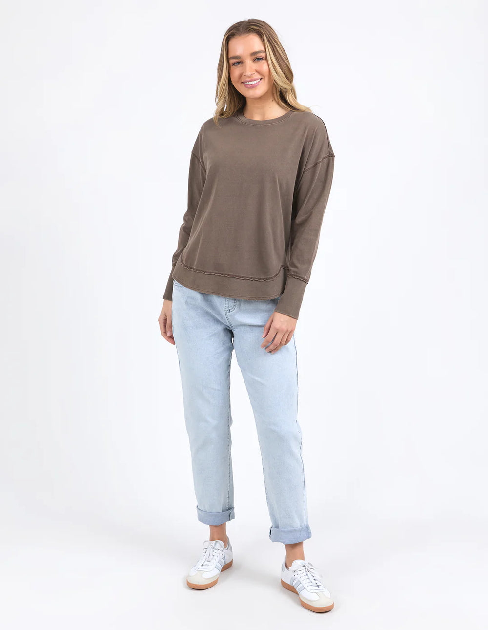 Woman wearing Farrah Long Sleeve - Coffee Quartz and light denim pants