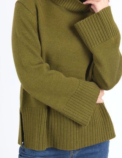 Closer look to Jude Knit in Olive Green details