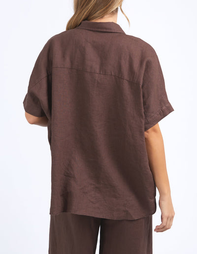 Woman facing the back wearing foxwood pierra shirt in chocolate colour