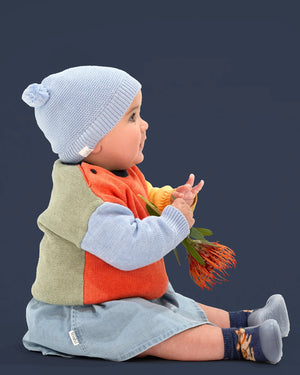 toddler wearing Organic Beanie Snowy - Bluebird