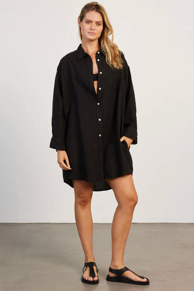woman wearing Hampton linen beach dress black front view