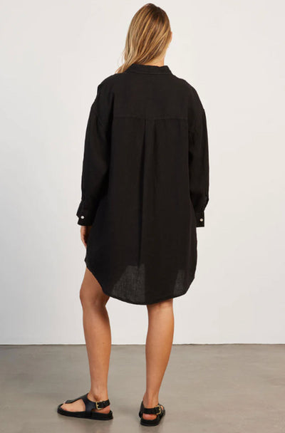 woman wearing Hampton linen beach dress black back side