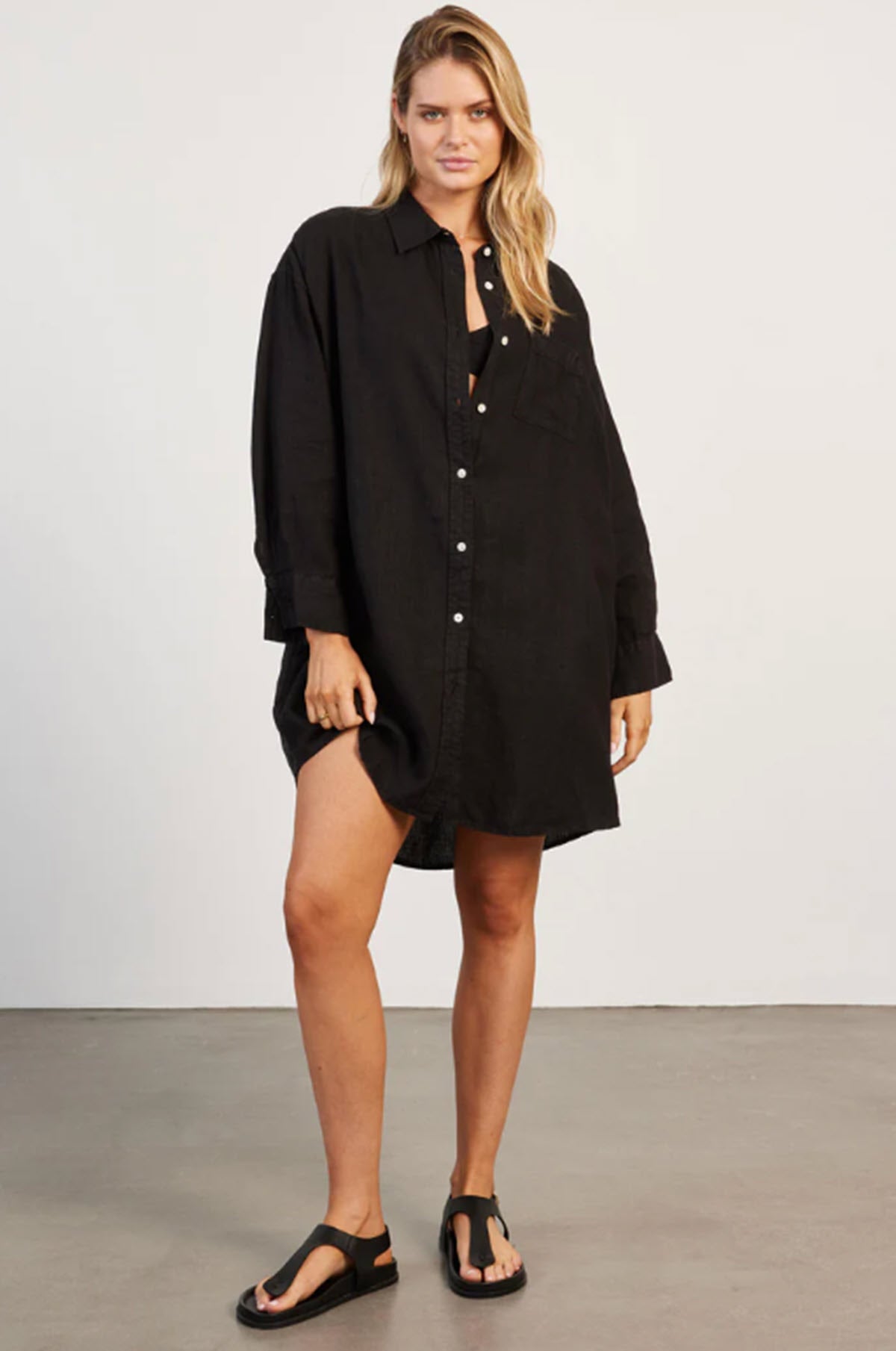 woman wearing Hampton linen beach dress black 