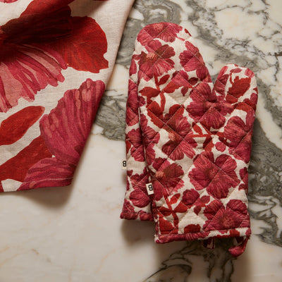 Leon Cerise Oven Mitt placed in the counter top