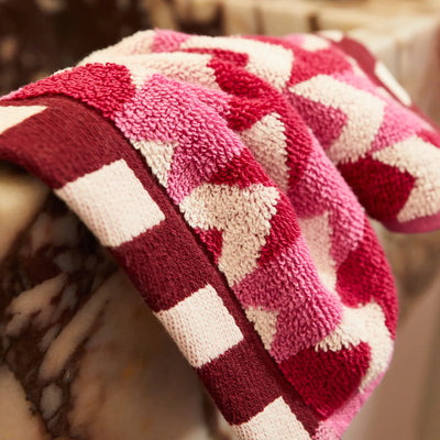 Arlette Face Washer - Fuchsia closer design