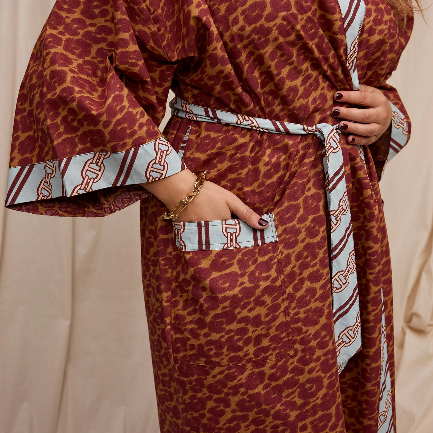 closer look of hand in the Odette Cotton Bath Robe - Mahogany pocket