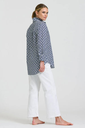 Elodie Girlfriend Shirt - White/Navy Geo